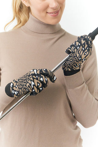 Perfect for keeping your hands warm on the course or on a winter walk, these ladies' winter golf gloves are made from a polar stretch fabric that is breathable and soft. The all-weather fabric in the palm gives enhanced durability and grip for when you are playing