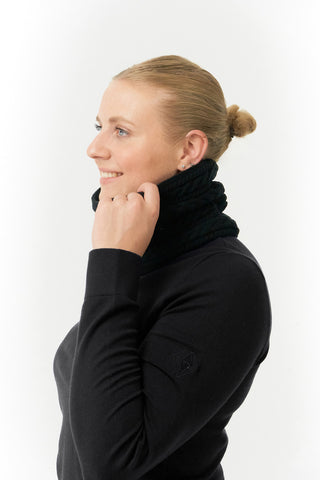 Black Waterproof Ladies Golf Snood and Neck Warmer has three layers: a hidden inner waterproof layer plus a soft fleece lining which makes it warm and comfortable to wear next to the skin. The cable knitted design is the outer layer.