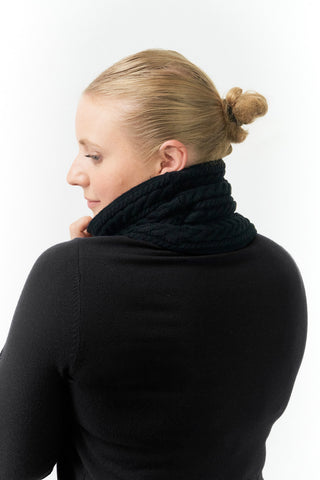 Black Waterproof Ladies Golf Snood and Neck Warmer has three layers: a hidden inner waterproof layer plus a soft fleece lining which makes it warm and comfortable to wear next to the skin. The cable knitted design is the outer layer.